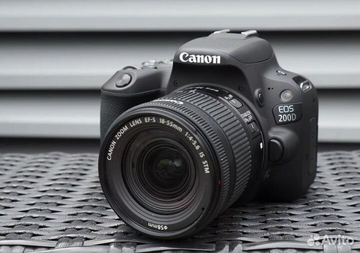 Canon EOS 200d