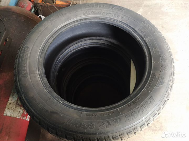 Продам зимнюю шипованную резину 215х60R17