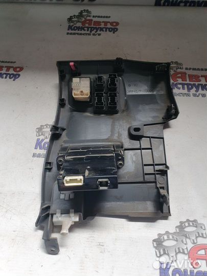 Накладка консоли центральной Toyota Prius хэтчбек