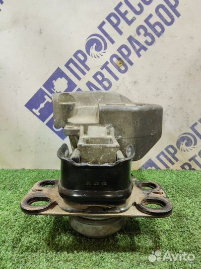 Кронштейн опоры двигателя правый Renault Symbol