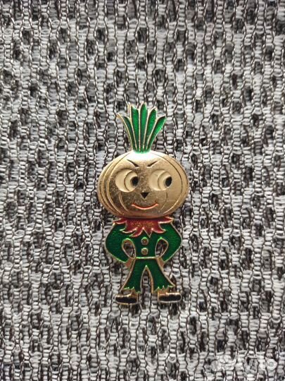 Советский значок Чиполлино