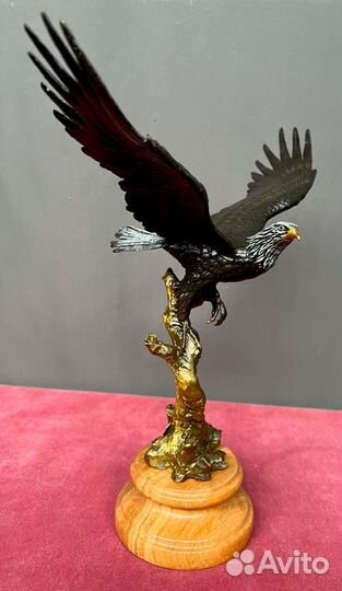 Скульптура орла в полете. Бронза, мраморный пьед