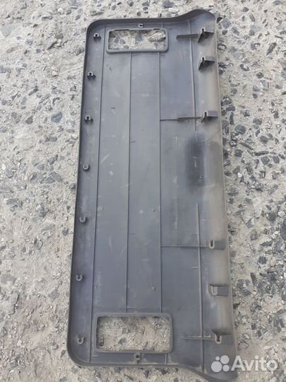 Обшивка задней крышки багажника на Тойота Королла