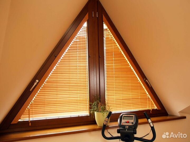 Окно треугольное пвх золотой дуб