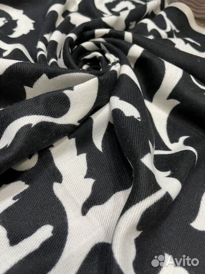 Платок шерстяной Givenchy черный с молочным новый