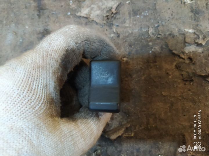 Кнопка обогрева стекла Audi 100/44