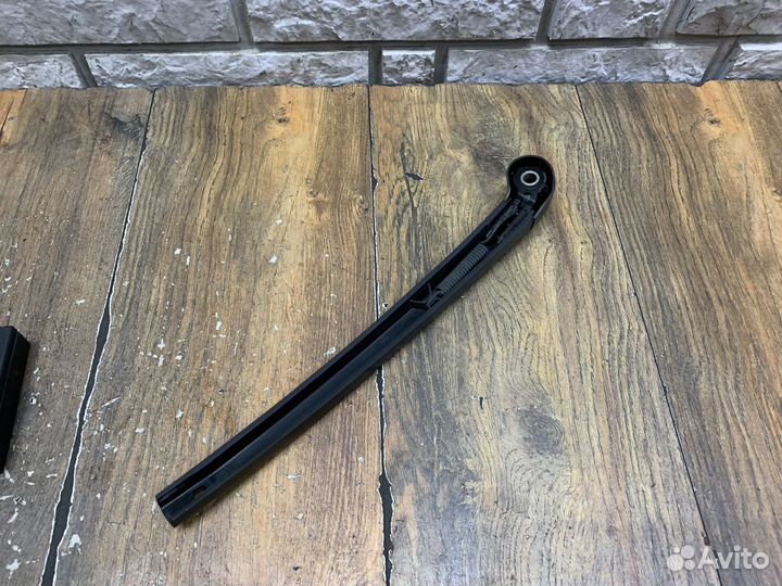Skoda Octavia A7 Поводок стеклоочистителя заднего