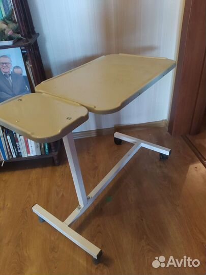 Медицинский столик на колесиках