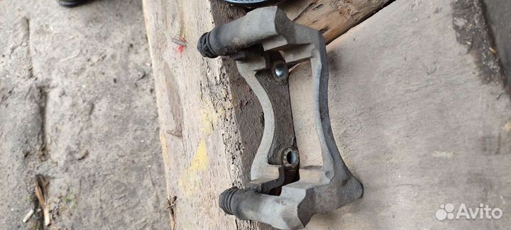 Скобы суппорта largus