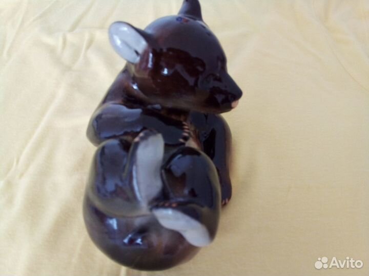 Фарфоровая статуэтка медведя