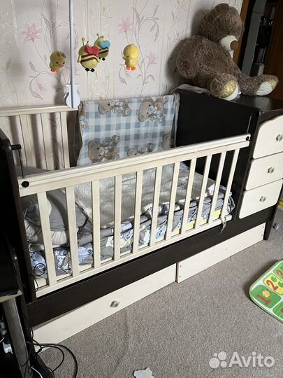 Детская кроватка с маятником и ящиком