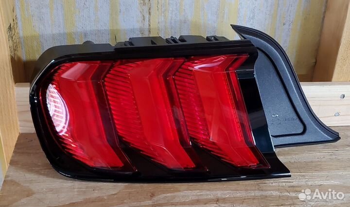 Левый стоп Ford Mustang JR3B13B505A