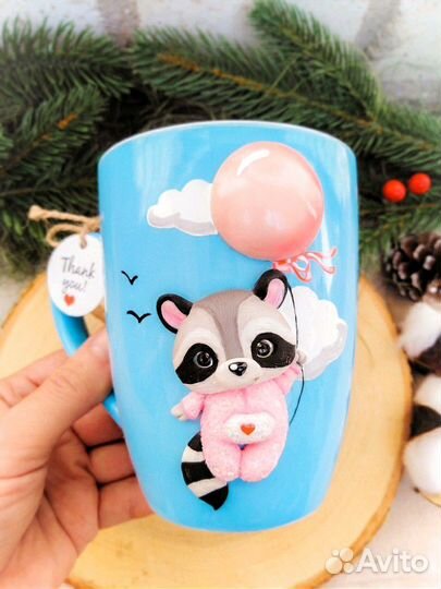 Енот на шарике из полимерной глины. Декор кружки