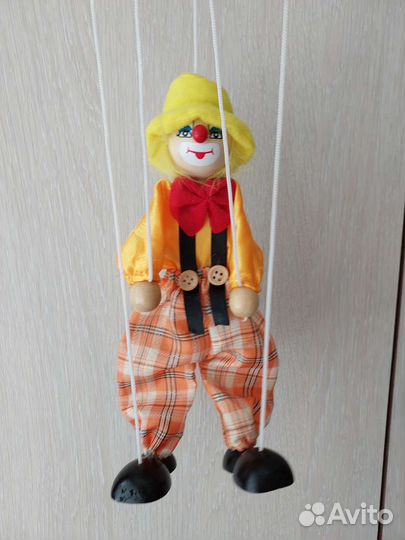 Клоун, на веревочках