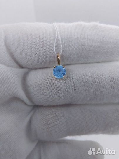 Золотая подвеска с камнем