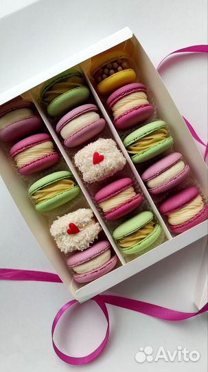 Набор макарон, пирожное