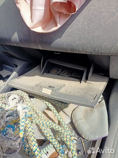 Крышка бардачка nissan tiida C11