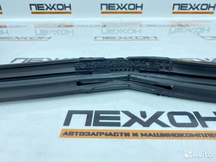 Уплотнитель стекла двери задний правый Lexus