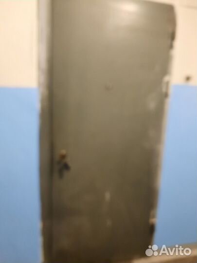 Дверь входна, жележная, вид как от сейфа