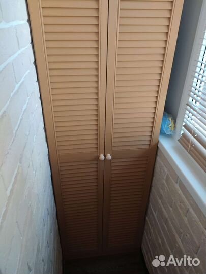 Шкаф деревянный жалюзийный