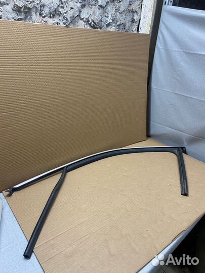 Уплотнитель стекла передний левый Skoda Kodiaq