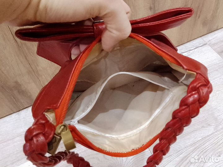 Небольшая красная сумка 25 см ширина