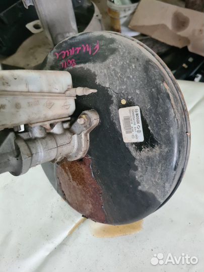 Вакуумный усилитель тормозов Renault Fluence седан