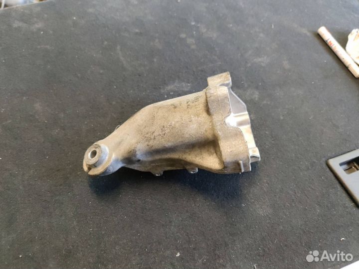 Кронштейн двигателя Mercedes-Benz C-Класс