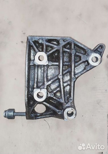 Кронштейн генератора Renault D7F