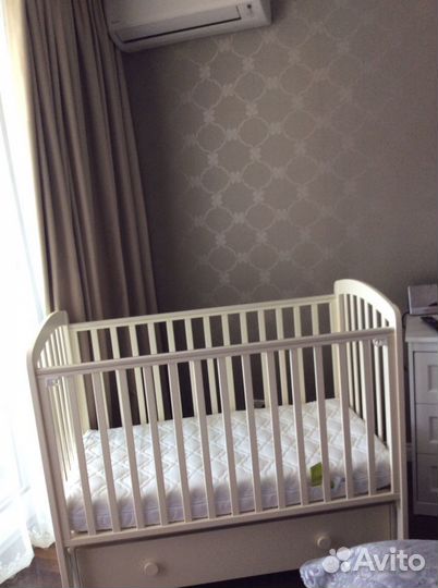 Детская кроватка с маятником