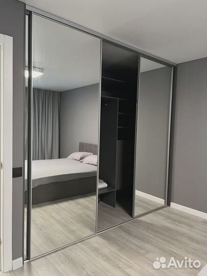 Рабочая зона у окна шкаф