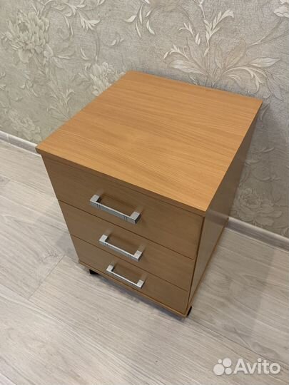 Тумбочка выкатная с выдвижными ящиками