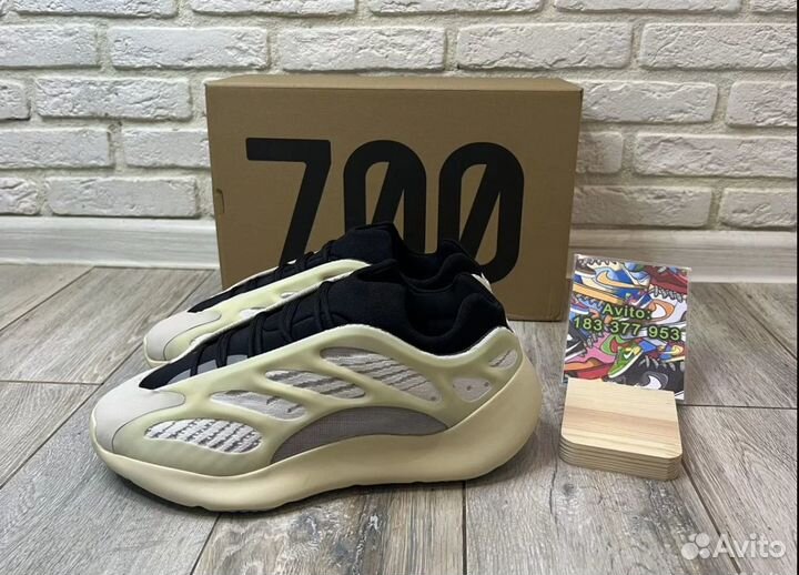 Мужские кроссовки Adidas Yeezy Boost 700 v3