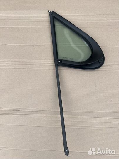 Форточка передней левой двери Peugeot 207