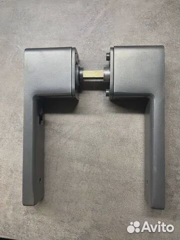 Ручка дверная с креплением и фиксатором в комплект