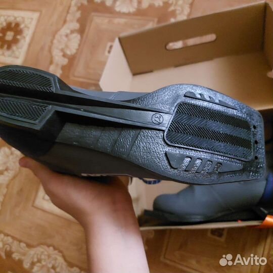 Лыжи с палками и ботинками