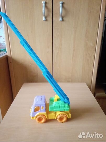 Машинка-грузовик с выдвижной лестницей