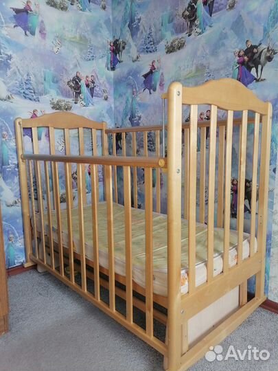 Детская кроватка с маятником