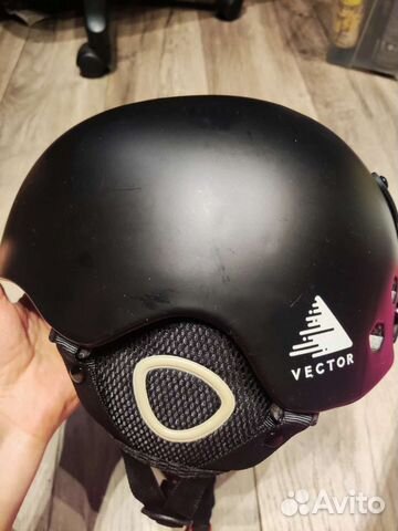 Горнолыжный шлем vector