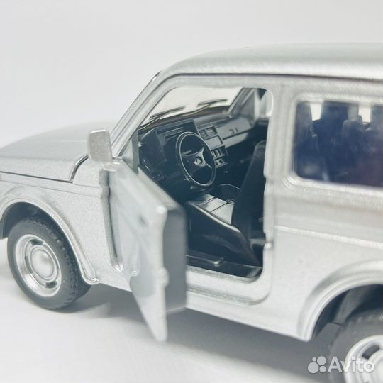Модель автомобиля Нива 1:32