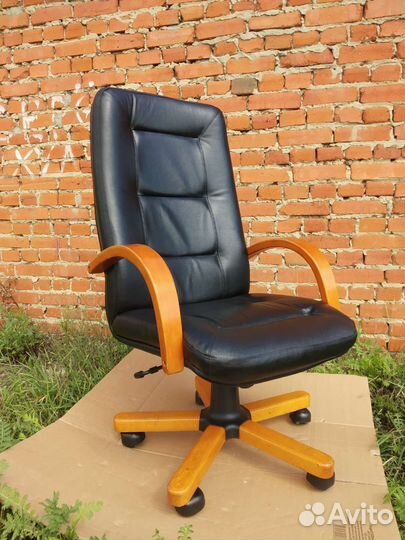 Кожаное кресло руководителя