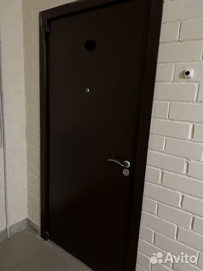 Дверь входная металлическая от застройщика