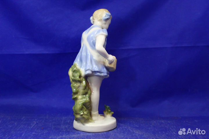 Фарфоровая статуэтка Девочка с лейкой поливает цве