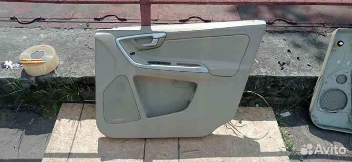 Карта обшивка передней двери Volvo XC60 2011