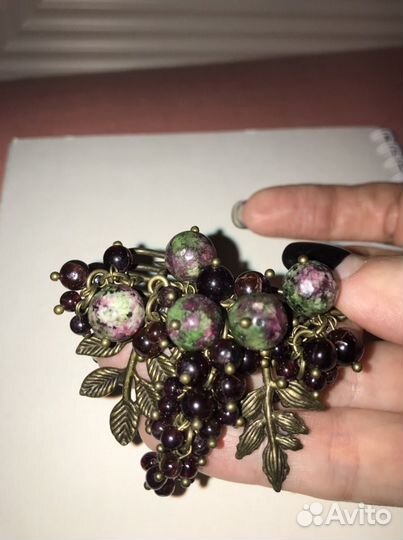 Брошь из натуральных камней