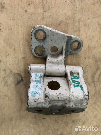 Петля крышки багажника нижняя Honda CR-V 2