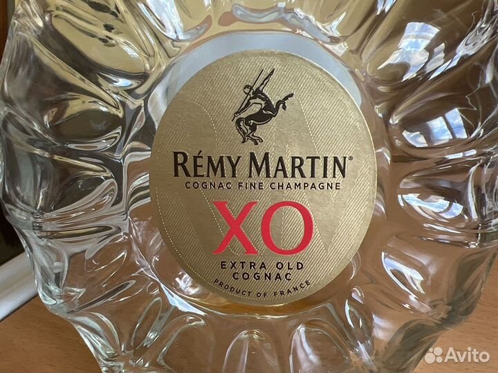 Бутылка от элитного алкоголя Remy Martin XO