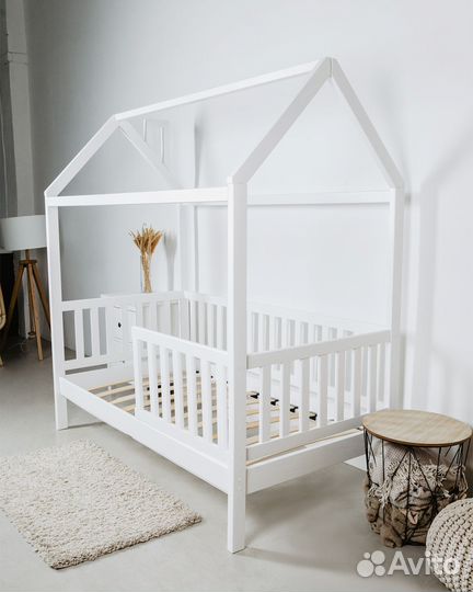 Детская кровать Домик из массива