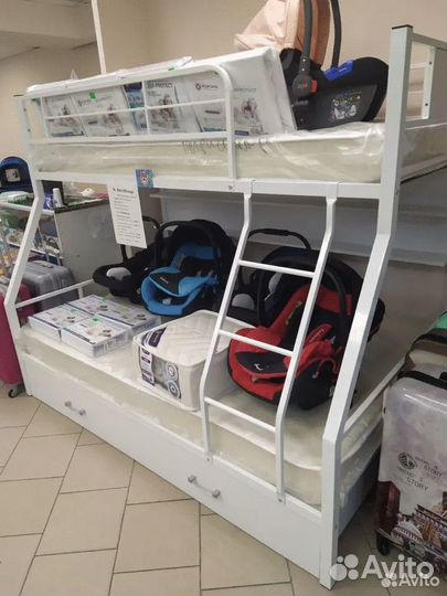 Двухъярусная кровать металлическая