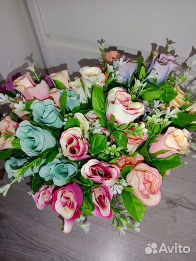 Искусственные цветы на кладбище